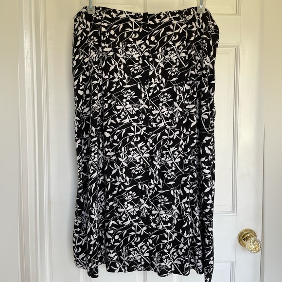 Beautiful, black and white floral skirt, button-down front 1X Sag Harbor woman - Picture 1 of 7